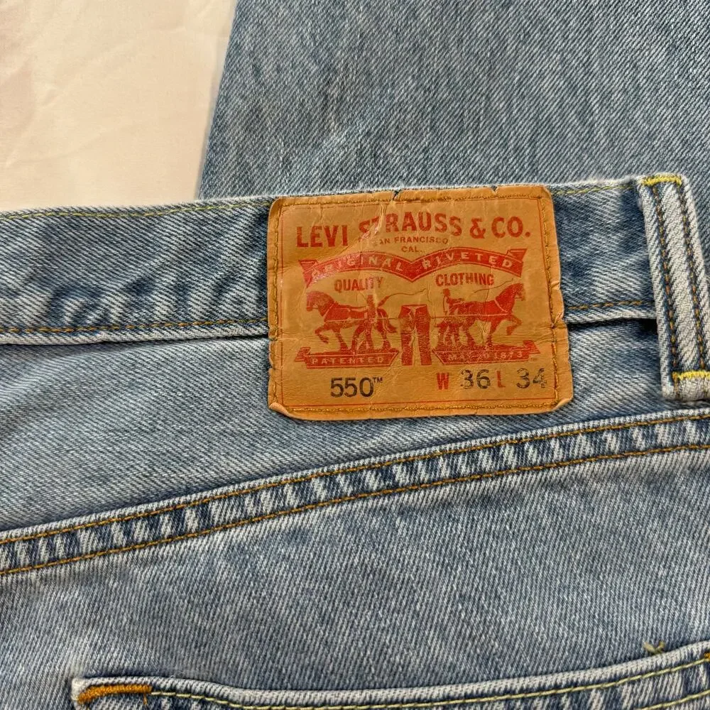 550 Levis light wash jeans straight leg denim 36W x 34L